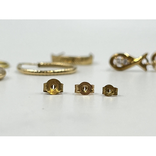 2045 - A collection of 9ct gold and yellow metal jewellery - approx. gross gold weight 2g