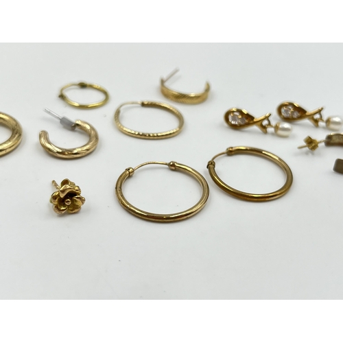 2045 - A collection of 9ct gold and yellow metal jewellery - approx. gross gold weight 2g