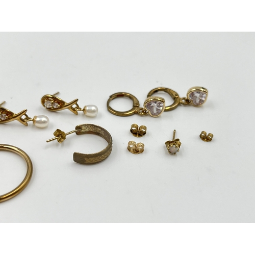 2045 - A collection of 9ct gold and yellow metal jewellery - approx. gross gold weight 2g