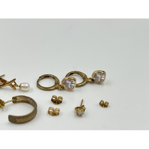 2045 - A collection of 9ct gold and yellow metal jewellery - approx. gross gold weight 2g