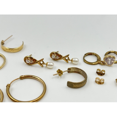 2045 - A collection of 9ct gold and yellow metal jewellery - approx. gross gold weight 2g