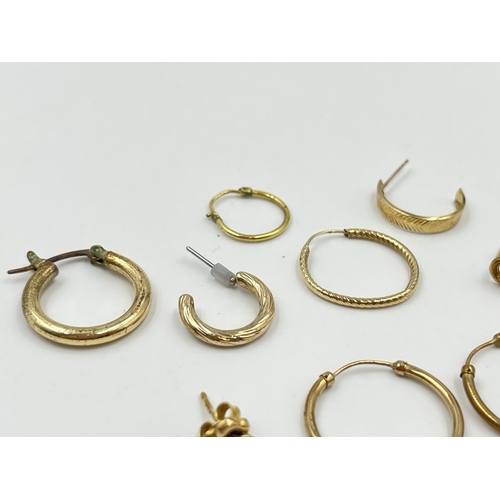 2045 - A collection of 9ct gold and yellow metal jewellery - approx. gross gold weight 2g