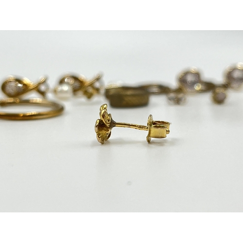 2045 - A collection of 9ct gold and yellow metal jewellery - approx. gross gold weight 2g