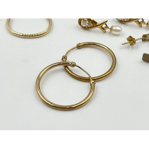 2045 - A collection of 9ct gold and yellow metal jewellery - approx. gross gold weight 2g