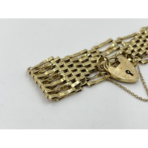 2048 - A hallmarked 9ct gold gate bracelet with hallmarked 9ct gold heart shaped padlock clasp - approx. gr... 