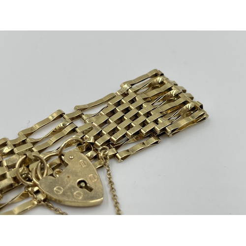 2048 - A hallmarked 9ct gold gate bracelet with hallmarked 9ct gold heart shaped padlock clasp - approx. gr... 