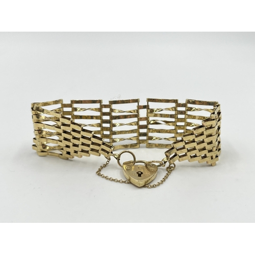 2048 - A hallmarked 9ct gold gate bracelet with hallmarked 9ct gold heart shaped padlock clasp - approx. gr... 