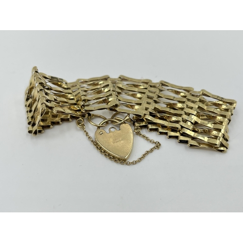 2048 - A hallmarked 9ct gold gate bracelet with hallmarked 9ct gold heart shaped padlock clasp - approx. gr... 