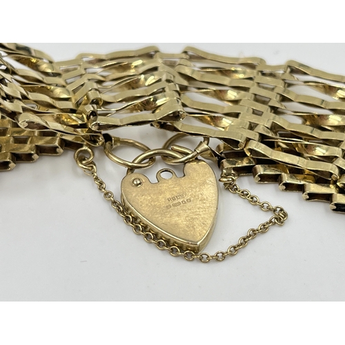 2048 - A hallmarked 9ct gold gate bracelet with hallmarked 9ct gold heart shaped padlock clasp - approx. gr... 