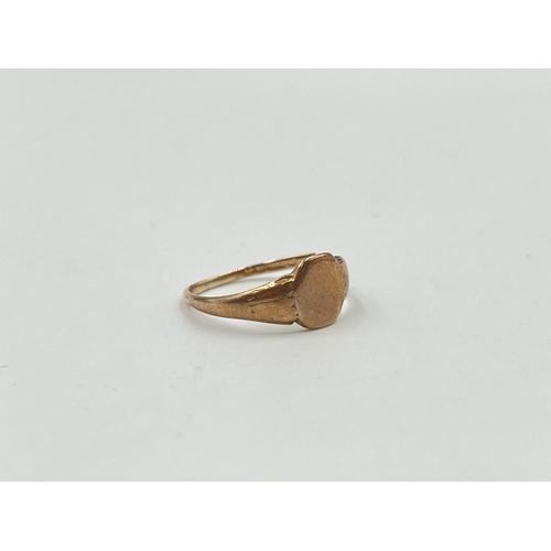 2049 - A 9ct gold signet ring - approx. gross weight 1.9g