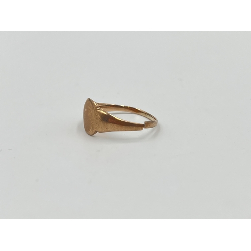 2049 - A 9ct gold signet ring - approx. gross weight 1.9g