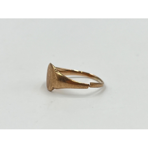 2049 - A 9ct gold signet ring - approx. gross weight 1.9g