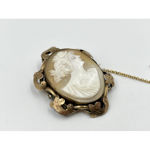 2056 - An antique yellow metal framed carved shell cameo brooch - approx. gross weight 10g