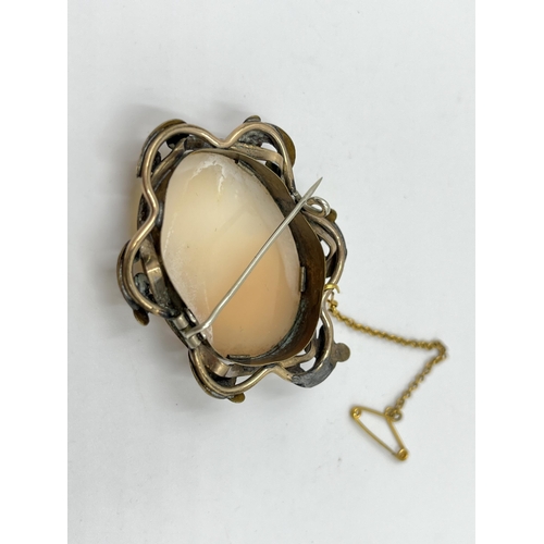 2056 - An antique yellow metal framed carved shell cameo brooch - approx. gross weight 10g