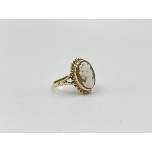 2058 - A hallmarked Birmingham 9ct gold cameo ring, size N - approx. gross weight 2.9g