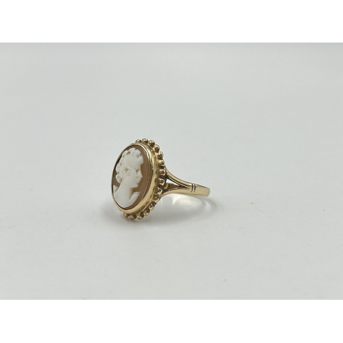 2058 - A hallmarked Birmingham 9ct gold cameo ring, size N - approx. gross weight 2.9g