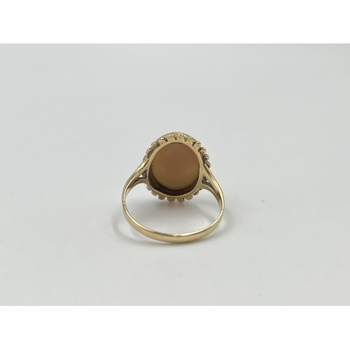 2058 - A hallmarked Birmingham 9ct gold cameo ring, size N - approx. gross weight 2.9g