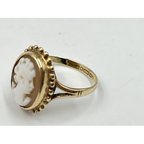 2058 - A hallmarked Birmingham 9ct gold cameo ring, size N - approx. gross weight 2.9g