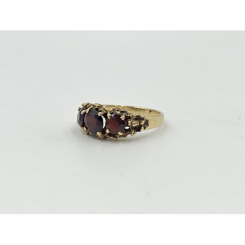 2061 - A mid 20th century Brutalist hallmarked London 9ct gold garnet trilogy ring, dated 1976 and size P -... 