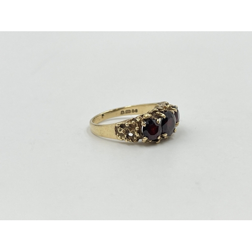 2061 - A mid 20th century Brutalist hallmarked London 9ct gold garnet trilogy ring, dated 1976 and size P -... 