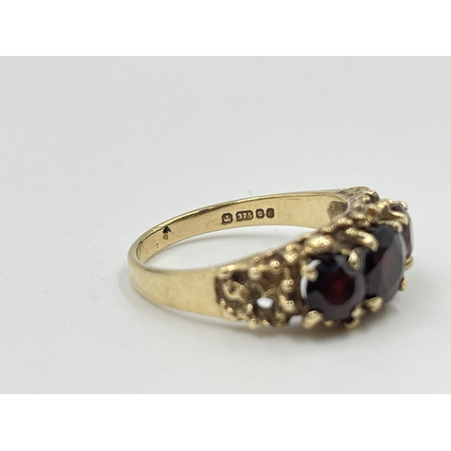 2061 - A mid 20th century Brutalist hallmarked London 9ct gold garnet trilogy ring, dated 1976 and size P -... 