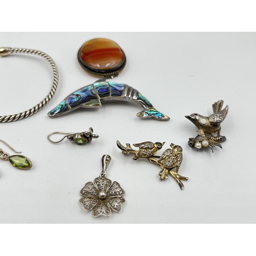 2069 - A collection of silver jewellery to include .925 and abalone shell dolphin brooch, hallmarked sterli... 