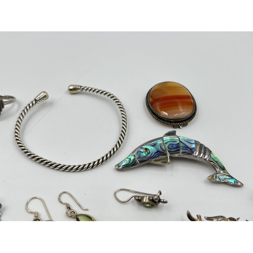 2069 - A collection of silver jewellery to include .925 and abalone shell dolphin brooch, hallmarked sterli... 