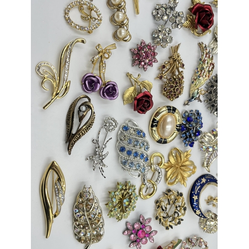 2070 - A collection of vintage brooches