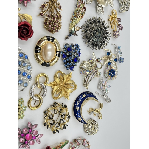 2070 - A collection of vintage brooches