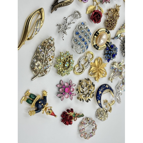 2070 - A collection of vintage brooches