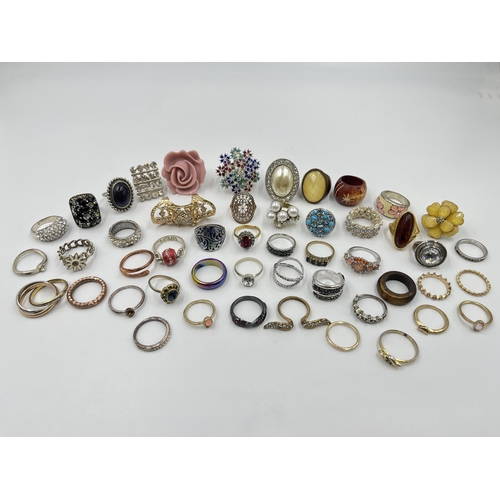 2071 - A collection of dress rings