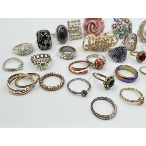 2071 - A collection of dress rings