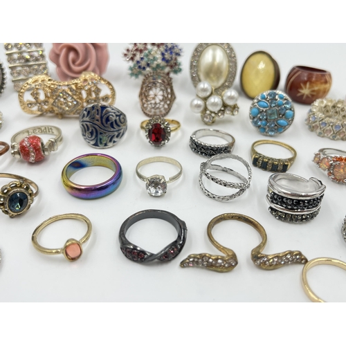 2071 - A collection of dress rings