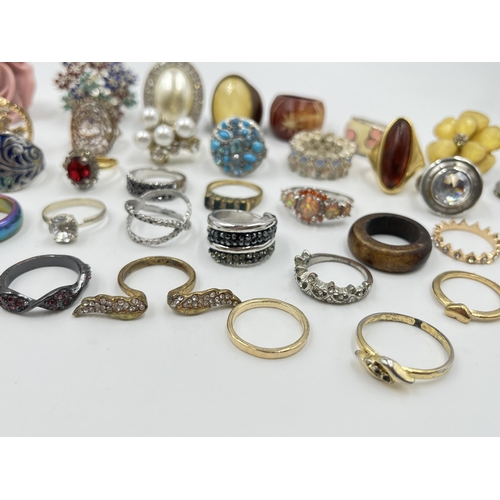 2071 - A collection of dress rings