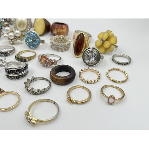 2071 - A collection of dress rings