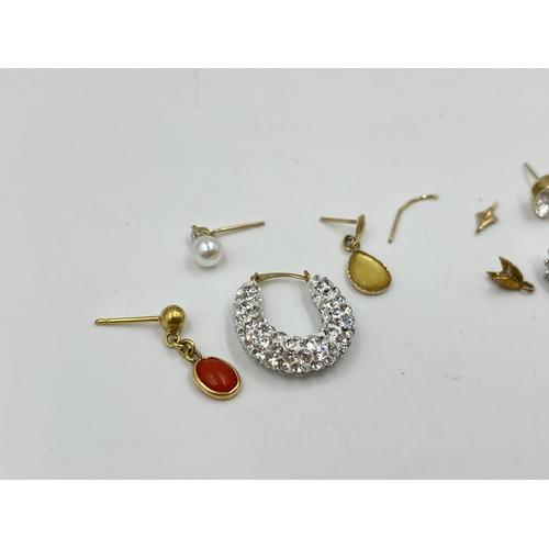 2077 - A collection of scrap 9ct gold jewellery - approx. gross weight  5.25g