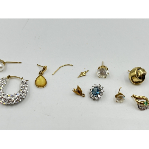 2077 - A collection of scrap 9ct gold jewellery - approx. gross weight  5.25g