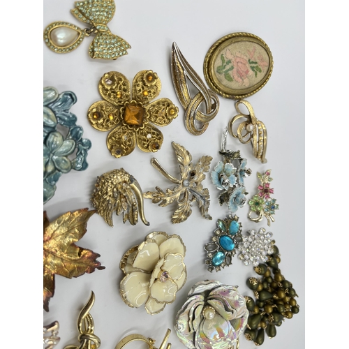 2079 - A collection of vintage brooches