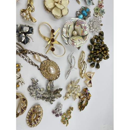 2079 - A collection of vintage brooches