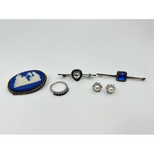 2093 - Five pieces of .925 silver and white metal jewellery to include Jasperware brooch, Charles Horner Ch... 