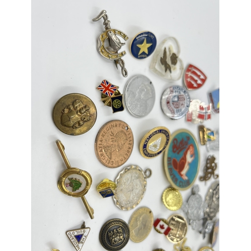 2095 - A collection of badges and buttons to include RAF, Butlins etc.