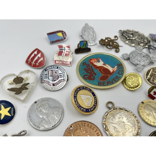 2095 - A collection of badges and buttons to include RAF, Butlins etc.