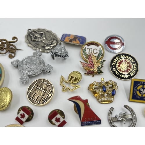 2095 - A collection of badges and buttons to include RAF, Butlins etc.