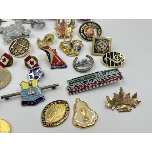 2095 - A collection of badges and buttons to include RAF, Butlins etc.