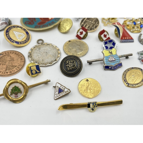 2095 - A collection of badges and buttons to include RAF, Butlins etc.