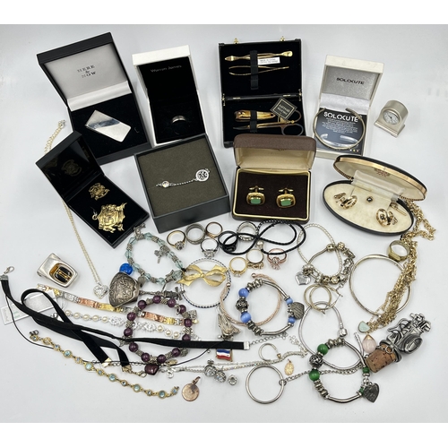 2099 - A collection of costume jewellery