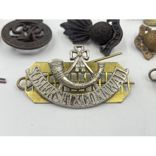 2241 - Ten military cap badges to include Somerset & Cornwall, Gloucestershire, National Defence Company, R... 