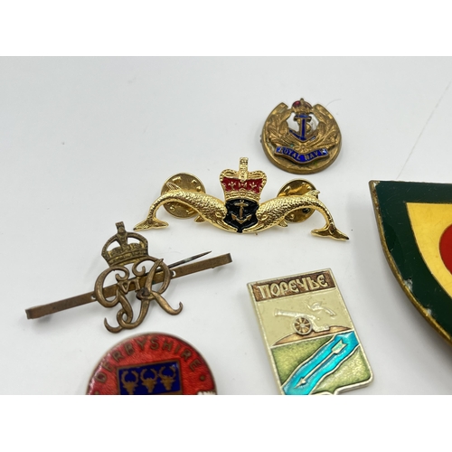 2255 - A collection of military badges to include Derbyshire Air Raid Welfare, Royal Navy, Duke of Wellingt... 