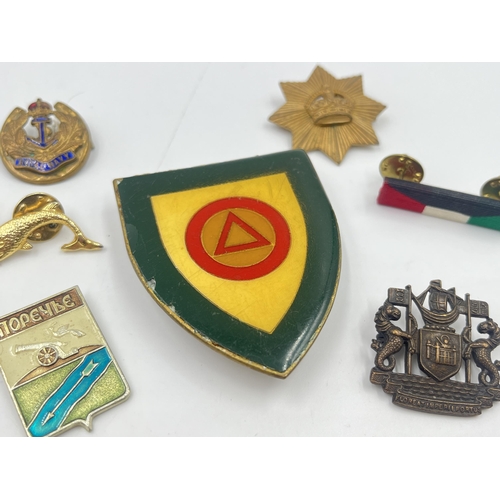 2255 - A collection of military badges to include Derbyshire Air Raid Welfare, Royal Navy, Duke of Wellingt... 