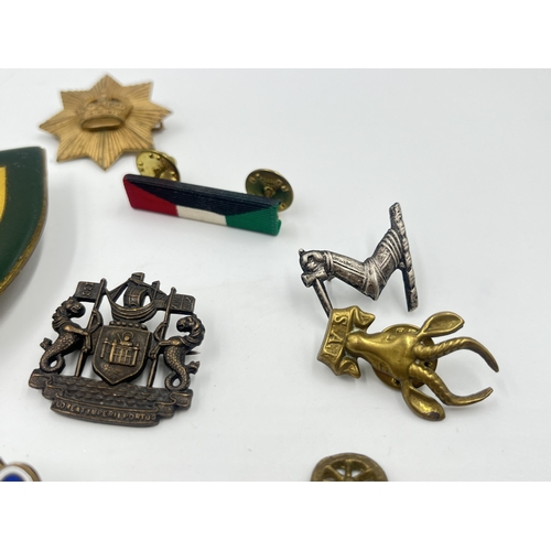 2255 - A collection of military badges to include Derbyshire Air Raid Welfare, Royal Navy, Duke of Wellingt... 